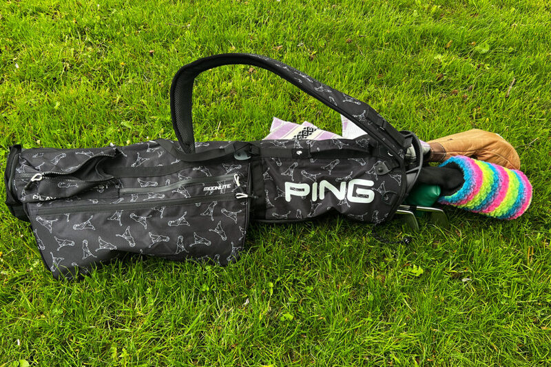 Dây đeo đứng của Ping Moonlite giúp golfer không cần cúi người khi muốn đeo túi