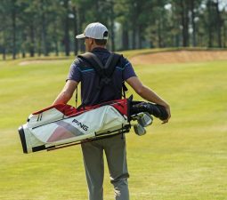 Quai đeo kép được gắn đệm êm nên golfer có thể mang vác dễ dàng khi di chuyển