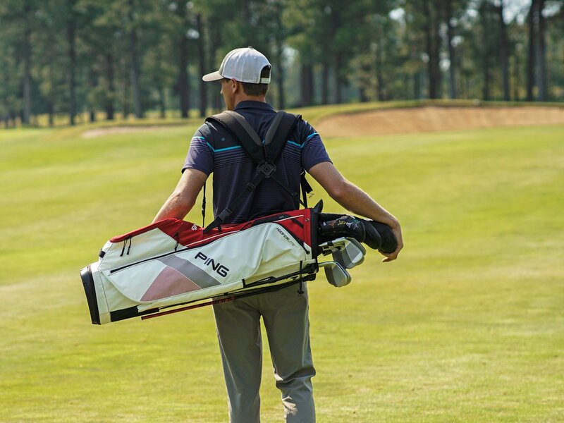 Quai đeo kép được gắn đệm êm nên golfer có thể mang vác dễ dàng khi di chuyển