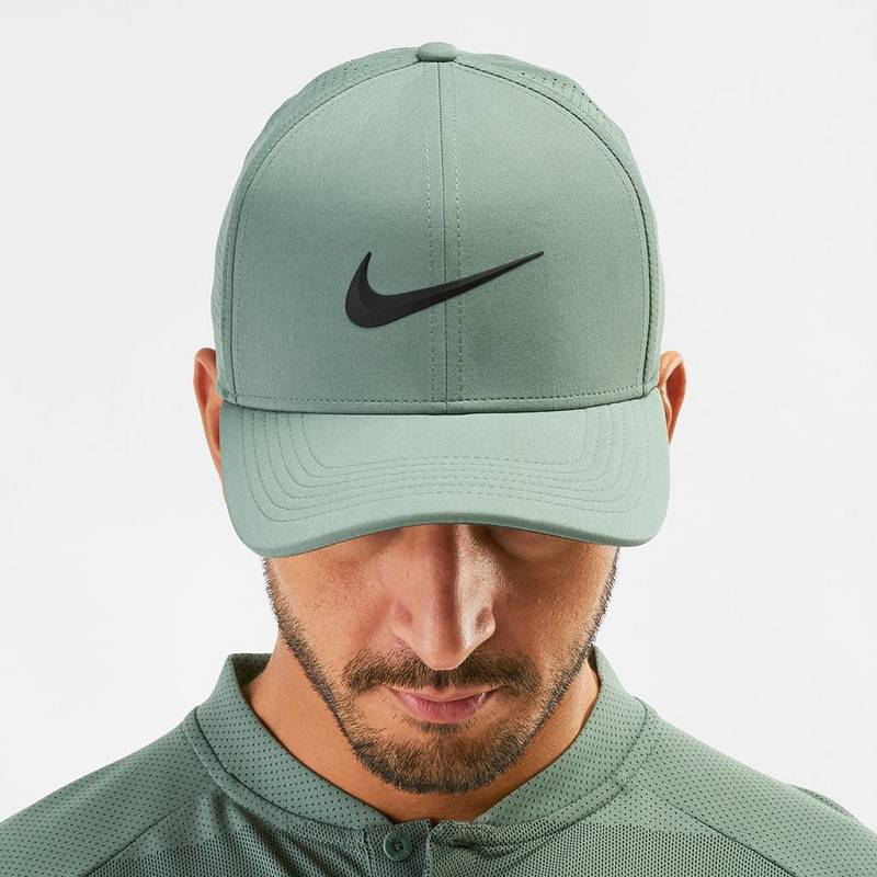 Mũ đánh golf Nike được làm từ chất liệu cao cấp, cho trải nghiệm đánh bóng thú vị