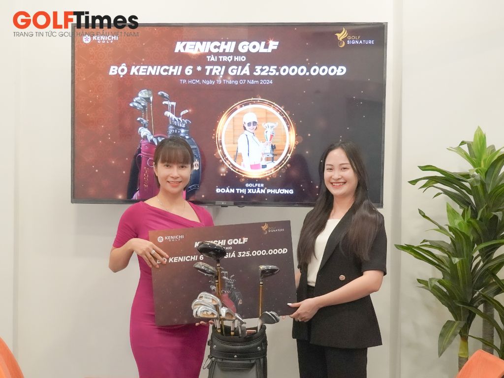 Giám đốc điều hành Quỳnh Mai - Vietnam Golf Signature trao tặng HIO Kenichi trị giá 325 triệu đồng