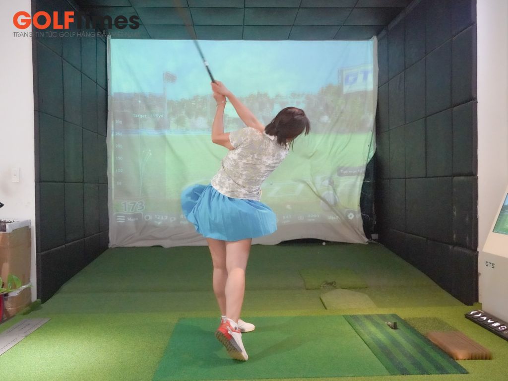 Golfer Đoàn Xuân Phương tái hiện cú swing mang về cho chị giải HIO trị giá hơn 500 triệu cùng gậy sang Kenichi