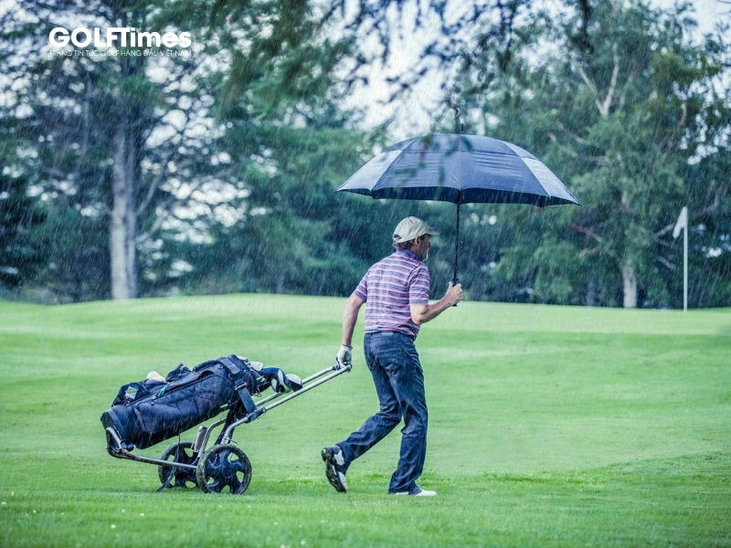 Chơi golf trong mùa mưa bão cần đảm bảo các nguyên tắc an toàn