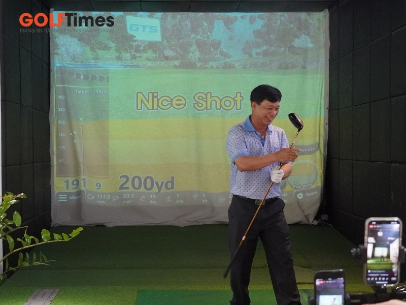 Golfer hào hứng trải nghiệm gậy golf Kenichi trên phòng golf 3D