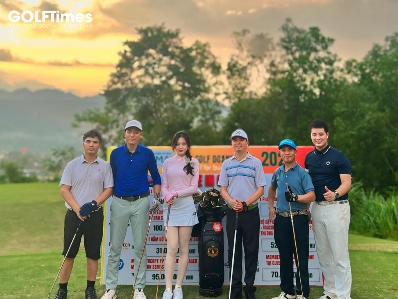 Thảo Linh đồng hành cùng golfer tại giải golf Doanh Nhân Việt Nam 2024